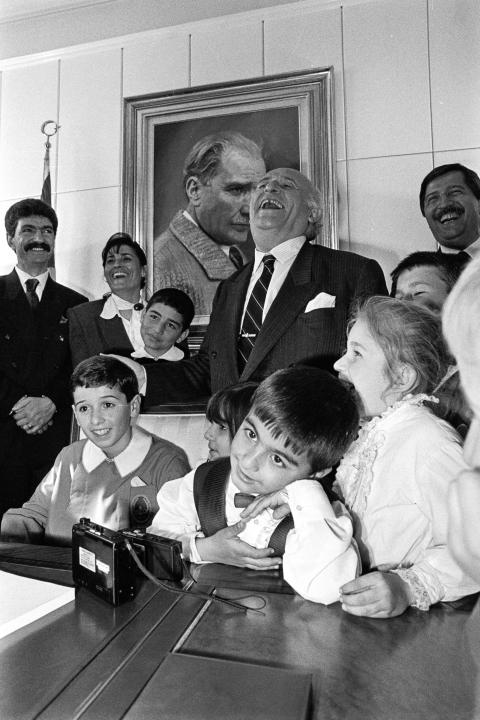 23 Nisan 1993, Süleyman Demirel makamında çocukları ağırlıyor