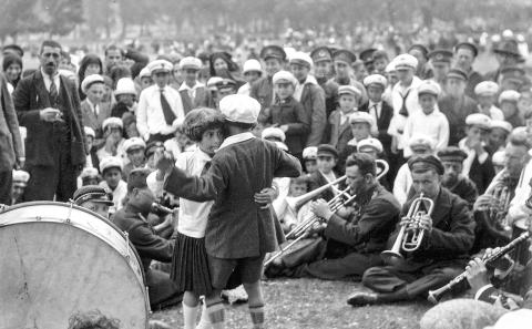 1930 başlarında iki ufaklığın dans ettiği bir balo