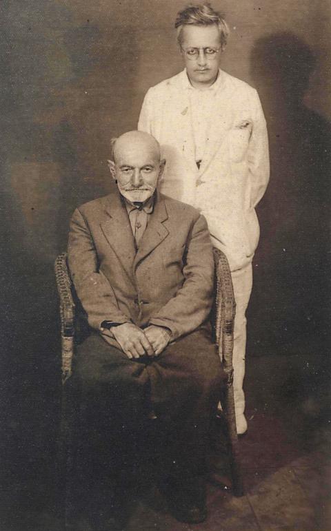 REŞAD EKREM KOÇU, İSTANBUL ANSİKLOPEDİSİ’NİN ZENGİNLEŞMESİNE YARDIMCI OLAN ŞAİR VE DESTANCI ÜSKÜDARLI VASIF HİÇ’LE (KAYNAK: KADİR HAS ÜNİVERSİTESİ BİLGİ MERKEZİ – SALT ARAŞTIRMA, REŞAD EKREM KOÇU VE İSTANBUL ANSİKLOPEDİSİ ARŞİVİ)