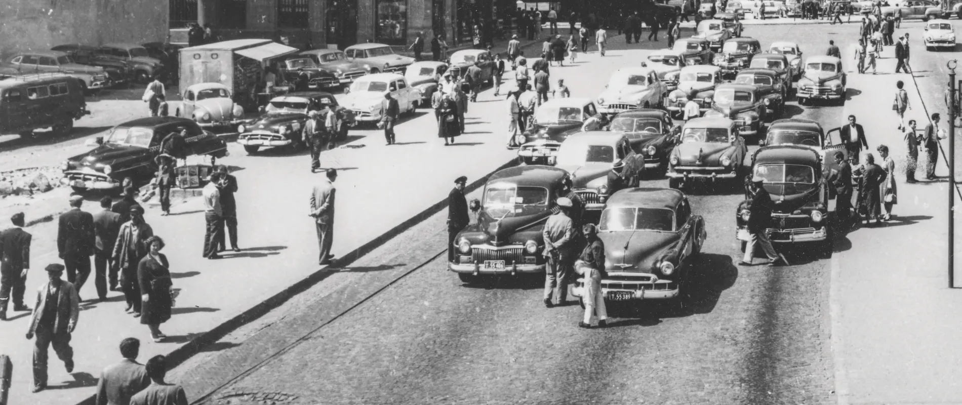 İlk taksi-dolmuşlar 1930’lu yılların başlarında birer ikişer sokaklarda belirdi