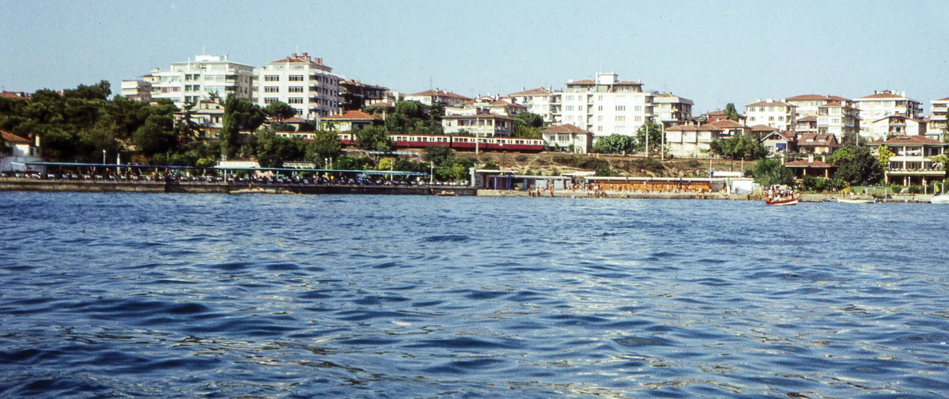 1970’LERİN İLK YARISINDA KÜÇÜKYALI, LİDO PLAJI (FOTOĞRAF: UFUK DUYGUN) 1970’LERİN İLK YARISINDA KÜÇÜKYALI, LİDO PLAJI (FOTOĞRAF: UFUK DUYGUN)