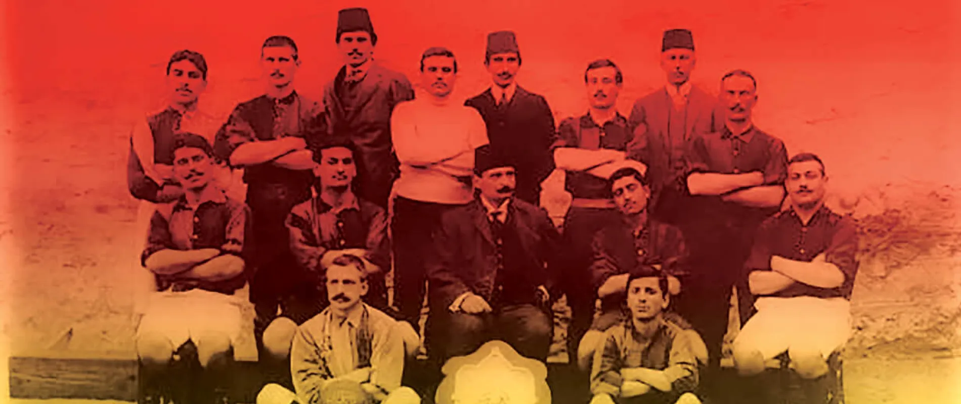 Galatasaray ve Fenerbahçe kulüpleri futbol takımları 17 Ocak 1909 tarihinde ilk kez karşı karşıya geldiler