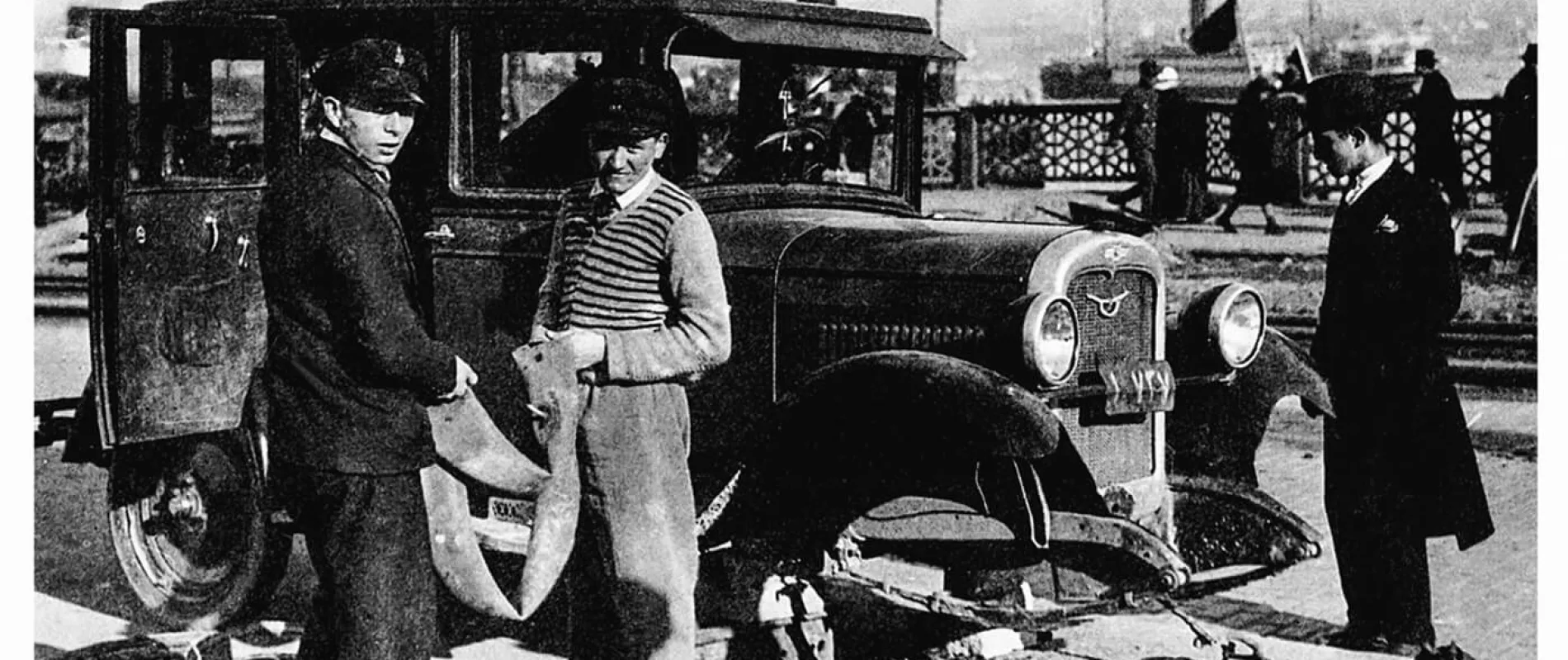 GALATA KÖPRÜSÜ’NDE OTOMOBİL TAMİRCİLERİ (FOTOĞRAF: FEZA KÜRKÇÜOĞLU ARŞİVİ)