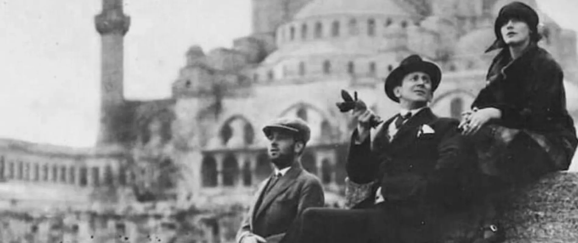 EINAR HANSON VE GRETA GUSTAFSSON AYASOFYA ÖNÜNDE, 1924 EINAR HANSON VE GRETA GUSTAFSSON AYASOFYA ÖNÜNDE, 1924