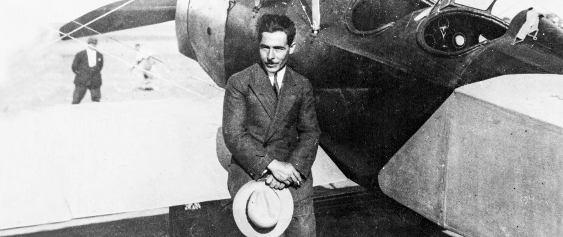 VECİHİ HÜRKUŞ KADIKÖY’DEKİ ATÖLYESİNDE, YIL 1930 (FOTOĞRAF: İBB ATATÜRK KİTAPLIĞI)