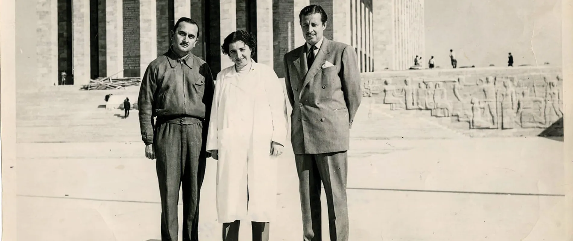 SABİHA RIFAT GÜRAYMAN'IN FOTOĞRAFI 2008 YILINDA ANITKABİR HÜRRİYET KULESİ'NE KONULDU. BU FOTOĞRAFTA GÜRAYMAN, MİMAR PROF. DR. ORHAN ARDA VE YÜKSEK MÜHENDİS OSMAN AKMAN'LA (FOTOĞRAF: GÜNSELİ NAYMANSOY)