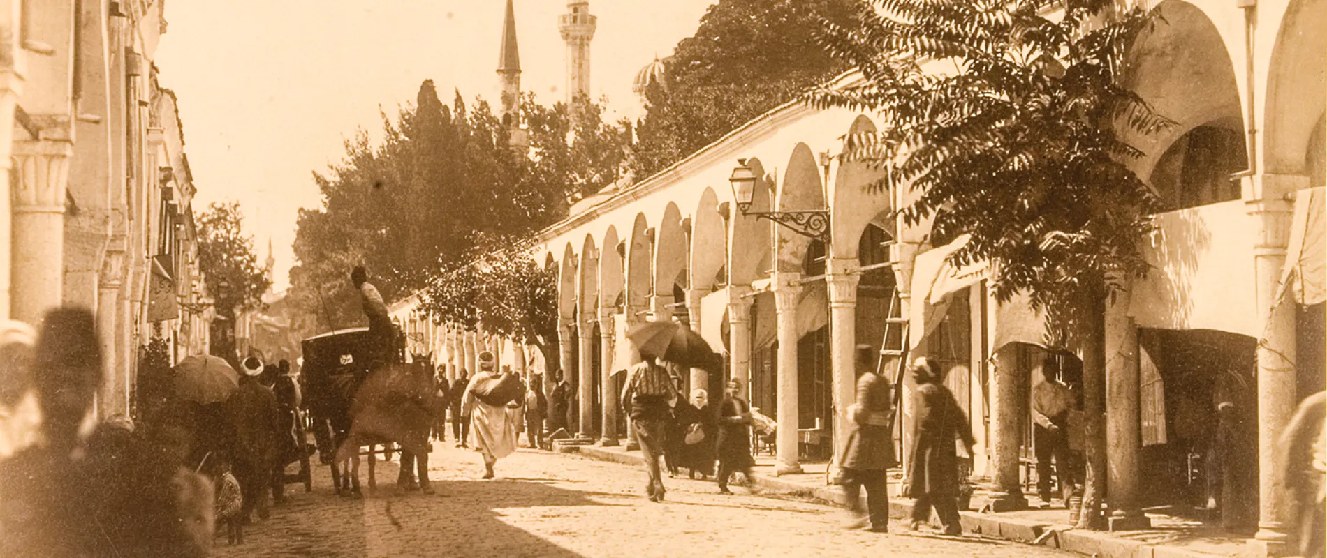 ŞEHZADEBAŞI, DİREKLERARASI ÇARŞISI (FOTOĞRAF: İSTANBUL ARAŞTIRMALARI ENSTİTÜSÜ ARŞİVİ)