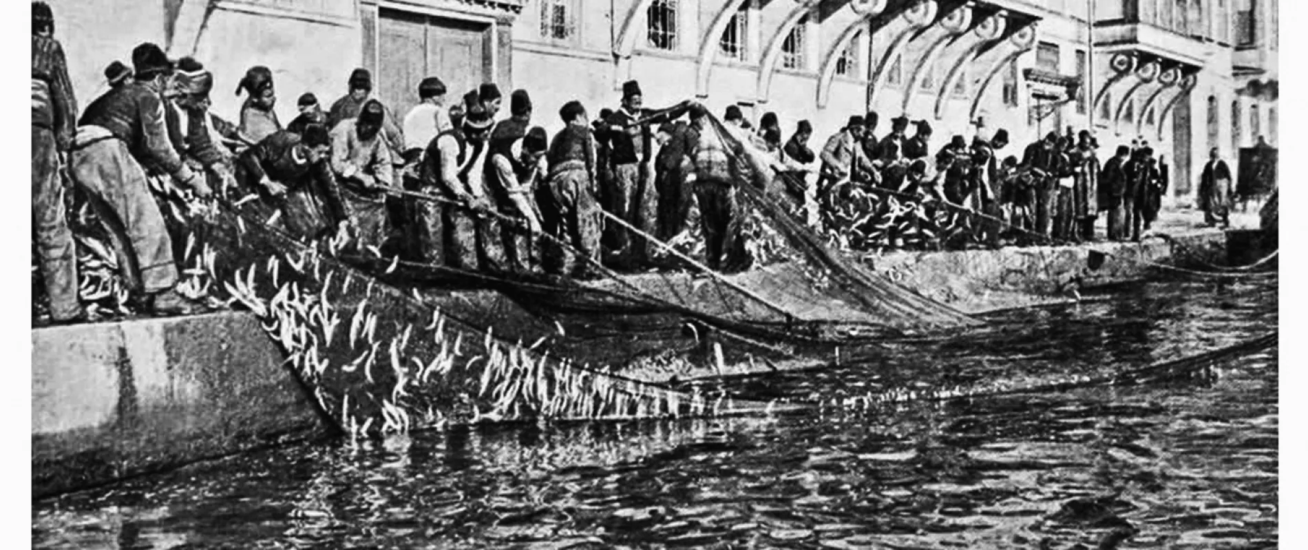 1900’LÜ YILLARIN BAŞINDA EMİRGAN’DA BALIKÇILAR AĞLARINI TOPLARKEN