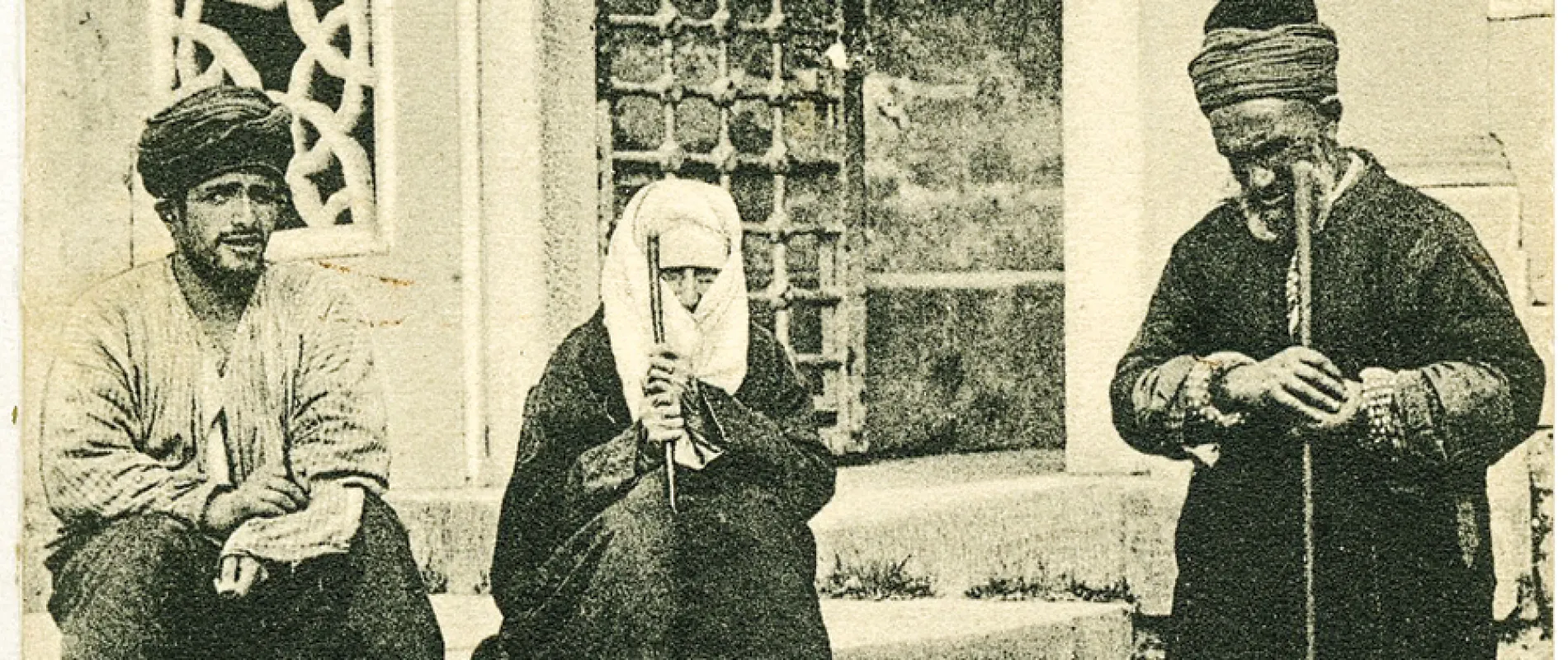 SÜLEYMANİYE CAMİİ ÖNÜNDE BİR GRUP DİLENCİ