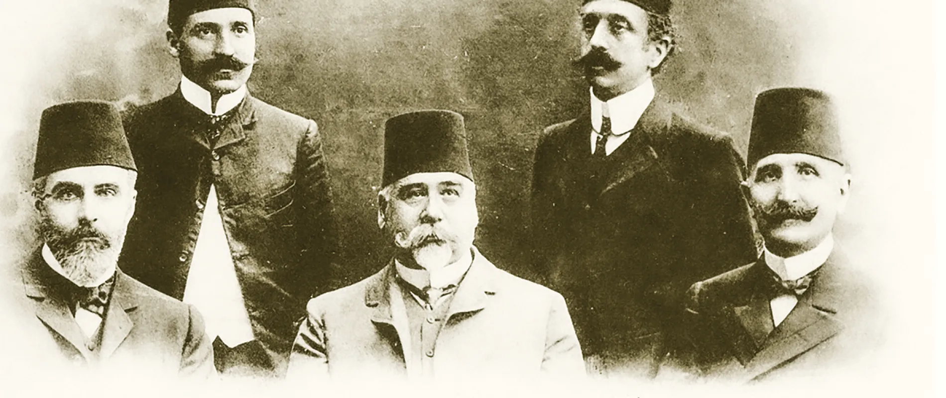 TESİ: OTURANLAR (SOLDAN SAĞA): AHMET RIZA BEY, NAZIM EFENDİ, AHMET SAİB M. ALİ PAŞA AYAKTAKİLER (SOLDAN SAĞA): NAZIM EFENDİ, SEZAYİ BEY