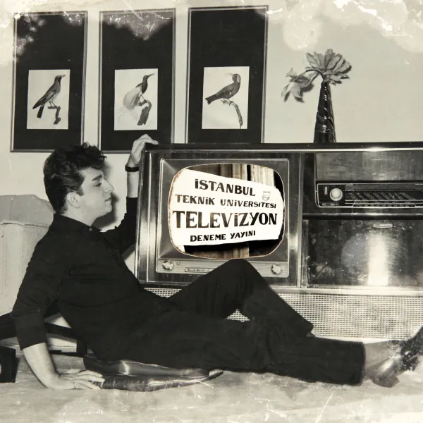 Zeki Müren gönüllü olarak İTÜ TV reklamı yaparken Zeki Müren gönüllü olarak İTÜ TV reklamı yaparken