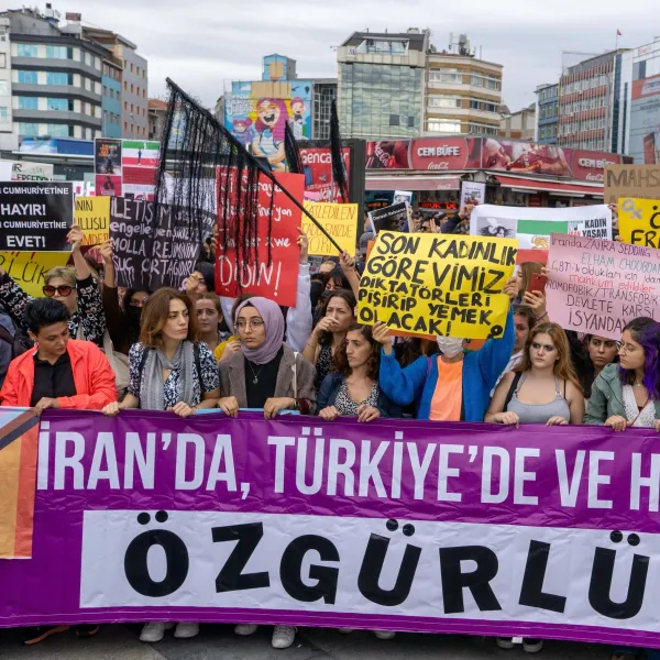 2 EKİM’DE KADIKÖY’DE GERÇEKLEŞTİRİLEN PROTESTO GÖSTERİSİNDEN BİR KARE (FOTOĞRAF: SHUTTERSTOCK)
