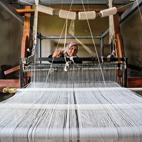 YAKLAŞIK 150 YILDIR ÜRETİLEN ŞİLE BEZİ, EL DOKUMA TEZGÂHINDA DOKUNURKEN