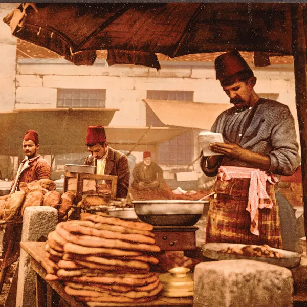 1900’LÜ YILLARDA PAZARDAKİ EKMEK SATICILARI (FOTOĞRAF: İSTANBUL İÇERİK ATÖLYESİ ARŞİVİ)