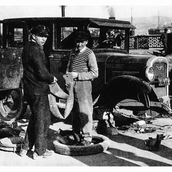 GALATA KÖPRÜSÜ’NDE OTOMOBİL TAMİRCİLERİ (FOTOĞRAF: FEZA KÜRKÇÜOĞLU ARŞİVİ)