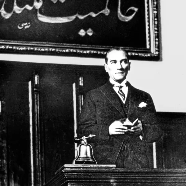 MUSTAFA KEMAL ATATÜRK MECLİS’E HİTAP EDERKEN