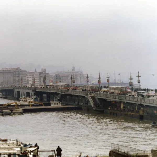 KEMANCI, 1980’Lİ YILLARDA GALATA KÖPRÜSÜ’NÜN ALTINDA YER ALAN BİR KIRAATHANEYDİ