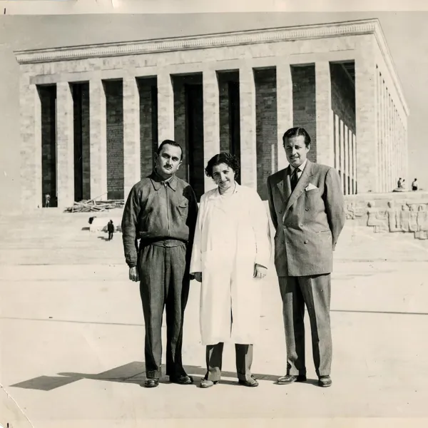 SABİHA RIFAT GÜRAYMAN'IN FOTOĞRAFI 2008 YILINDA ANITKABİR HÜRRİYET KULESİ'NE KONULDU. BU FOTOĞRAFTA GÜRAYMAN, MİMAR PROF. DR. ORHAN ARDA VE YÜKSEK MÜHENDİS OSMAN AKMAN'LA (FOTOĞRAF: GÜNSELİ NAYMANSOY)