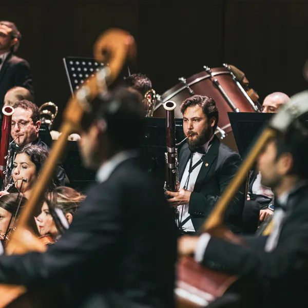 51. İSTANBUL MÜZİK FESTİVALİ AÇILIŞ KONSERİNDE TEKFEN FİLARMONİ ORKESTRASI, 2023 (FOTOĞRAF: SALİH ÜSTÜNDAĞ / İKSV ARŞİVİ)