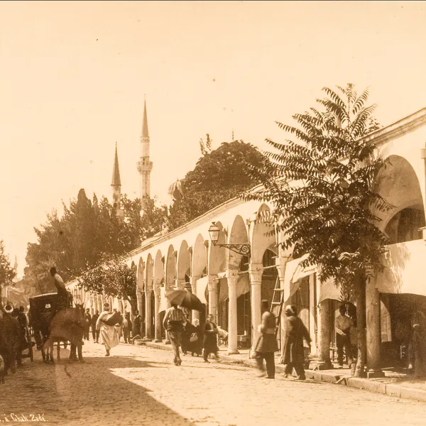 ŞEHZADEBAŞI, DİREKLERARASI ÇARŞISI (FOTOĞRAF: İSTANBUL ARAŞTIRMALARI ENSTİTÜSÜ ARŞİVİ)