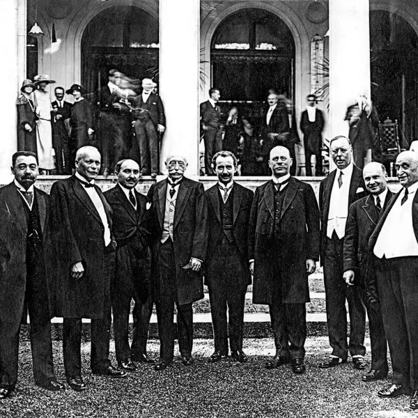 İSMET PAŞA (ORTADA), DİĞER ÜLKELERİN DELEGELERİYLE LOZAN’DA
