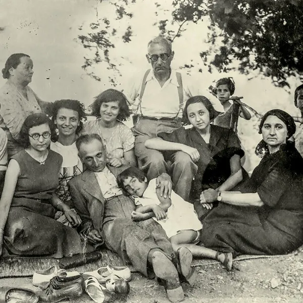 “DİNLENME GÜNÜ”NDE BİR AİLE, SÜTLÜCE, BEYOĞLU, 1935