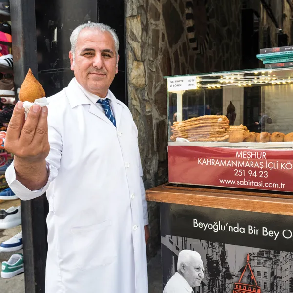MUSTAFA TOPÇUOĞLU TEZGÂHIN BAŞINDA, İSTİKLAL CADDESİ, BEYOĞLU (FOTOĞRAF: KORAY BERKİN)