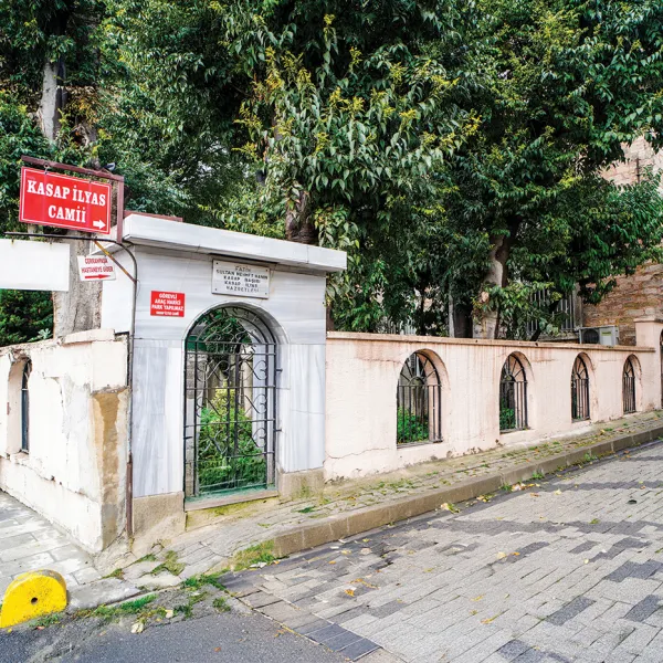 KASAP İLYAS (HACI İLYAS) CAMİİ İLK YAPIM ÜSLUBUNDAN UZAKLAŞMIŞ OLSA DA GÜNÜMÜZE GELMİŞ (FOTOĞRAF: KORAY BERKİN)