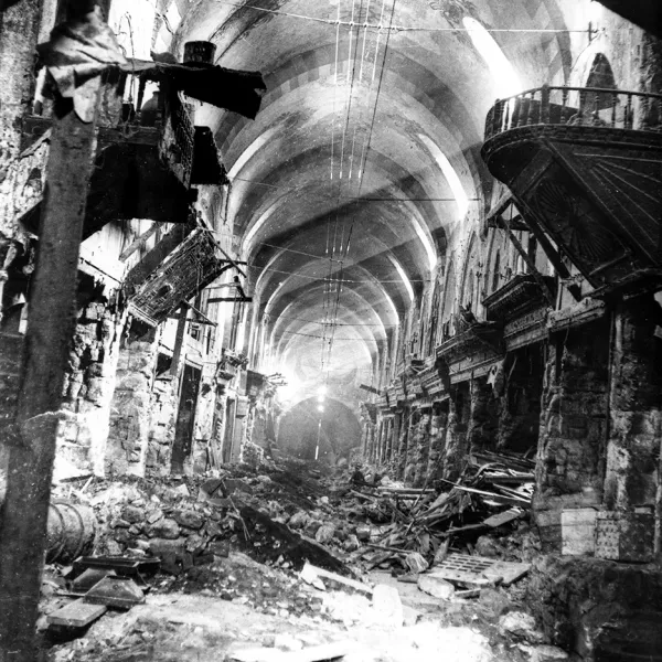 1954’TEKİ YANGININ ARDINDAN KAPALIÇARŞI… (FOTOĞRAF: KÜLTÜR AŞ HİLMİ ŞAHENK ARŞİVİ)