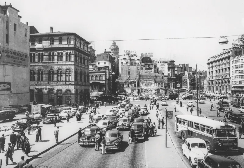 İlk taksi-dolmuşlar 1930’lu yılların başlarında birer ikişer sokaklarda belirdi