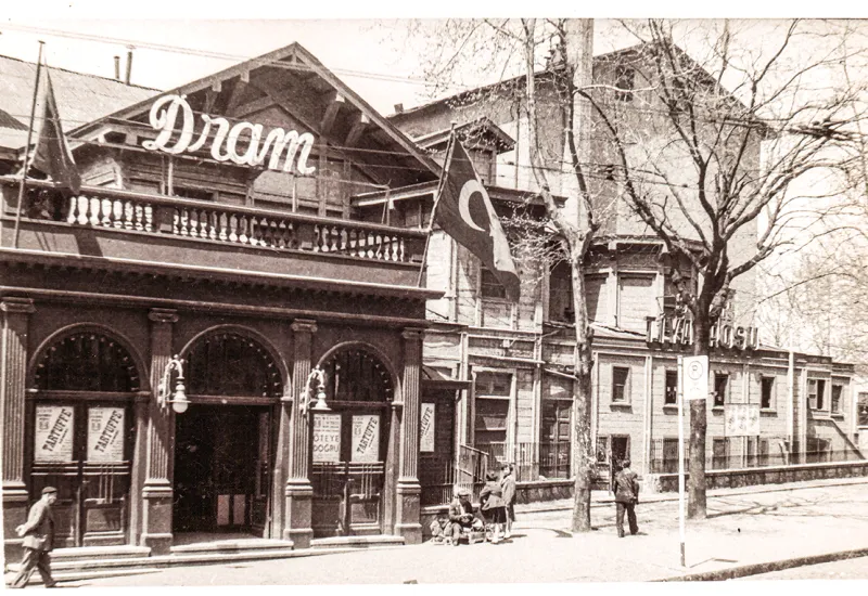 TİYATROSEVERLERİN BELLEĞİNDE TEPEBAŞI DRAM TİYATROSU ADIYLA YER ETMİŞ OLAN TEPEBAŞI TİYATROSU…