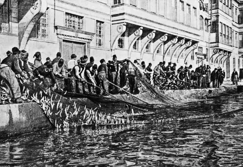 1900’LÜ YILLARIN BAŞINDA EMİRGAN’DA BALIKÇILAR AĞLARINI TOPLARKEN
