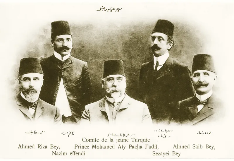 TESİ: OTURANLAR (SOLDAN SAĞA): AHMET RIZA BEY, NAZIM EFENDİ, AHMET SAİB M. ALİ PAŞA AYAKTAKİLER (SOLDAN SAĞA): NAZIM EFENDİ, SEZAYİ BEY