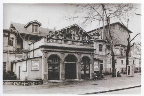 İstanbul Şehir Tiyatroları, 1915’te ilk oyun olan Çürük Temel’den 1970 yılında Harbiye’deki modern binaya taşınana kadar Tepebaşı’ndaki “kışlık tiyatro”da faaliyet gösterdi