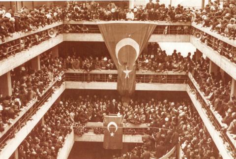 İMÇ’nin, 22 Nisan 1967 tarihinde izdiham yaşanan açılışı (Fotoğraf: İstanbul Manifaturacılar ve Kumaşçılar Çarşısı Arşivi)