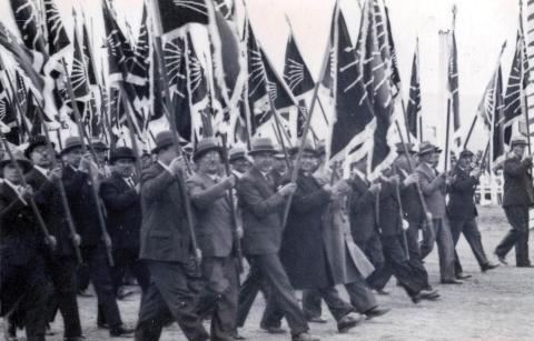  İsmail Hakkı (Tonguç) Bey'in 1933'te tasarladığı, Cumhuriyet Halk Fırkası'nın altı oklu bayraklarıyla yapılan Onuncu Yıl yürüyüşü (Fotoğraf: Cengiz Kahraman Arşivi)