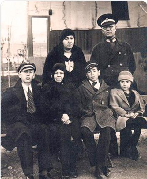 Anne Nigar Hanım ve baba Veli bey (ayakta), Orhan Veli, bakıcıları Sıdıka Hanım, Adnan Veli ve Füruzan (soldan sağa oturanlar)