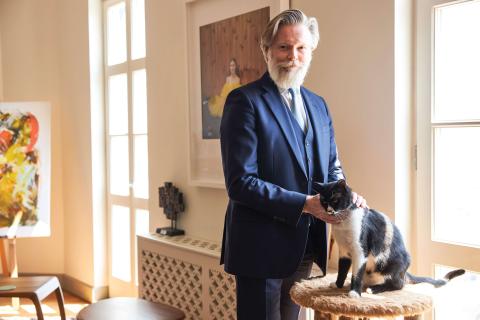 Dairelerinde iki kedileri var