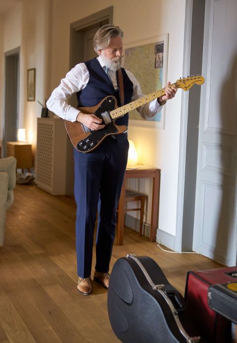 ’70’lerden kalma vintage Fender Telecaster Deluxe’ü ile David Bowie’den “Ziggy Stardust” tıngırdatırken