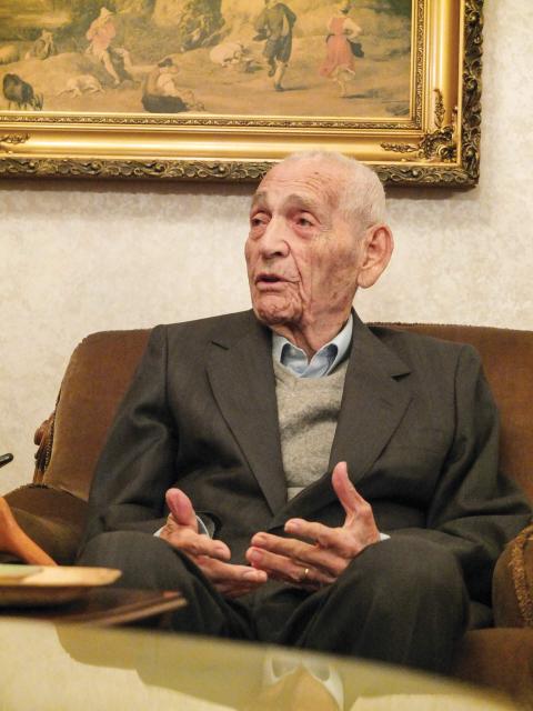 Talât Tunçalp 101 yaşında, Şişli'deki ev, Kasım 2015 Talât Tunçalp 101 yaşında, Şişli'deki ev, Kasım 2015