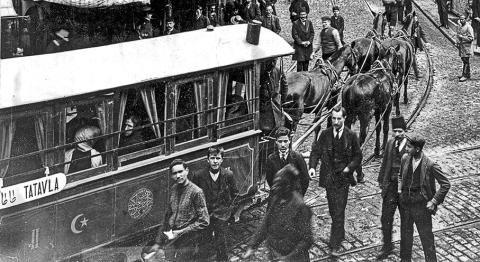 Yüksek Kaldırım-Kurtuluş atlı tramvayı, 1910'lu yıllar Yüksek Kaldırım-Kurtuluş atlı tramvayı, 1910'lu yıllar