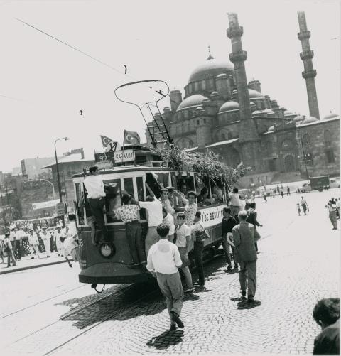 Çiçeklerle süslenmiş tramvaylar 1961'de İstanbul'a veda etti Çiçeklerle süslenmiş tramvaylar 1961'de İstanbul'a veda etti