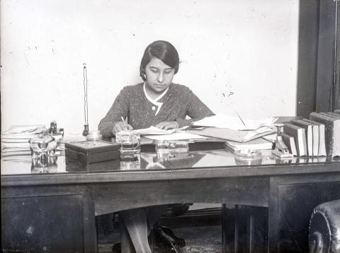 1930'lu yıllarda bir kız talebe (Fotoğraf: İBB Kültür AŞ Arşivi)