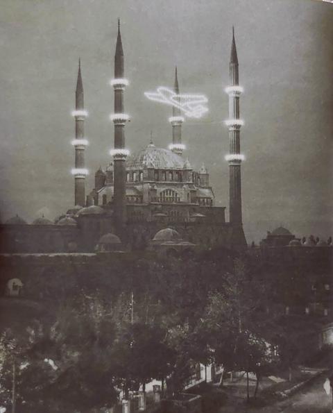 Eskiden mahyalarda motif kullanımı da yaygındı. Edirne Selimiye Camii’ndeki tayyare mahyası, Türk Hava Kurumu’nun da simgesi Eskiden mahyalarda motif kullanımı da yaygındı. Edirne Selimiye Camii’ndeki tayyare mahyası, Türk Hava Kurumu’nun da simgesi