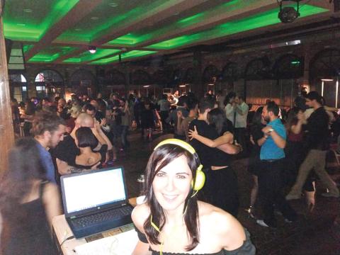 Ahu Türkpençe tango gecelerinde DJ’lik yapıyor, bu gecelerden elde ettiği geliri biriktirip engelli köpeklere yürüteç hediye ediyor Ahu Türkpençe tango gecelerinde DJ’lik yapıyor, bu gecelerden elde ettiği geliri biriktirip engelli köpeklere yürüteç hediye ediyor