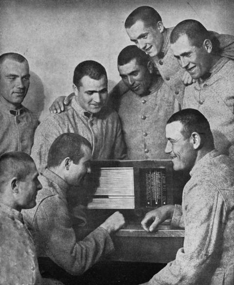 İkinci Dünya Savaşı yıllarında radyo dinleyen askerler