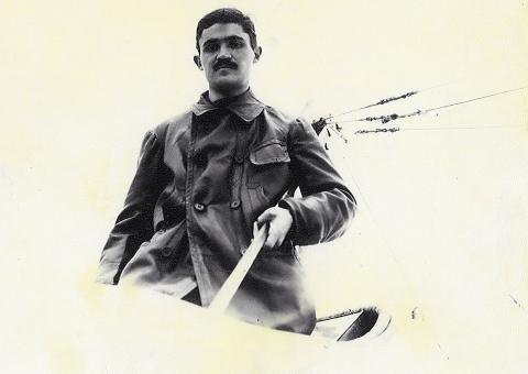 Savaş öncesinde Boğaz abluka altındayken Çanakkale’ye ulaşabilen ilk Türk tayyaresi, pilot teğmen Fazıl Bey’in kullandığı Nieuport deniz tayyaresi olmuştu. 