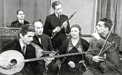 DENİZ KIZI EFTALYA SAZ ARKADAŞLARIYLA BİRLİKTE İSTANBUL RADYOSU’NDA. EN SAĞDA EŞİ SADİ [IŞILAY] BEY.