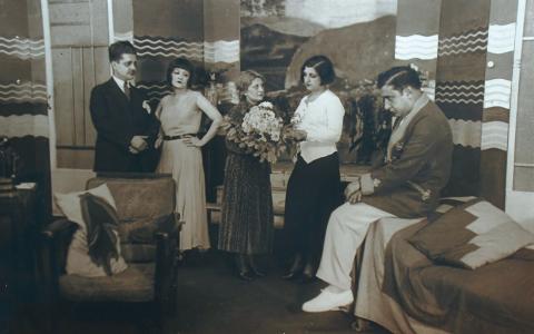 NEYYİRE ERTUĞRUL, BEDİA MUVAHHİT, HAZIM KÖRMÜKÇÜ, HALİDE PİŞKİN VE VASFİ RIZA ZOBU’NUN YER ALDIĞI BİR TİYATRO OYUNUNDAN SAHNE FOTOĞRAFI NEYYİRE ERTUĞRUL, BEDİA MUVAHHİT, HAZIM KÖRMÜKÇÜ, HALİDE PİŞKİN VE VASFİ RIZA ZOBU’NUN YER ALDIĞI BİR TİYATRO OYUNUNDAN SAHNE FOTOĞRAFI
