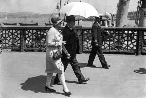 FAİK ŞENOL’UN OBJEKTİFİNDEN GALATA KÖPRÜSÜ’NDE YÜRÜYENLER, 1930’LU YILLAR